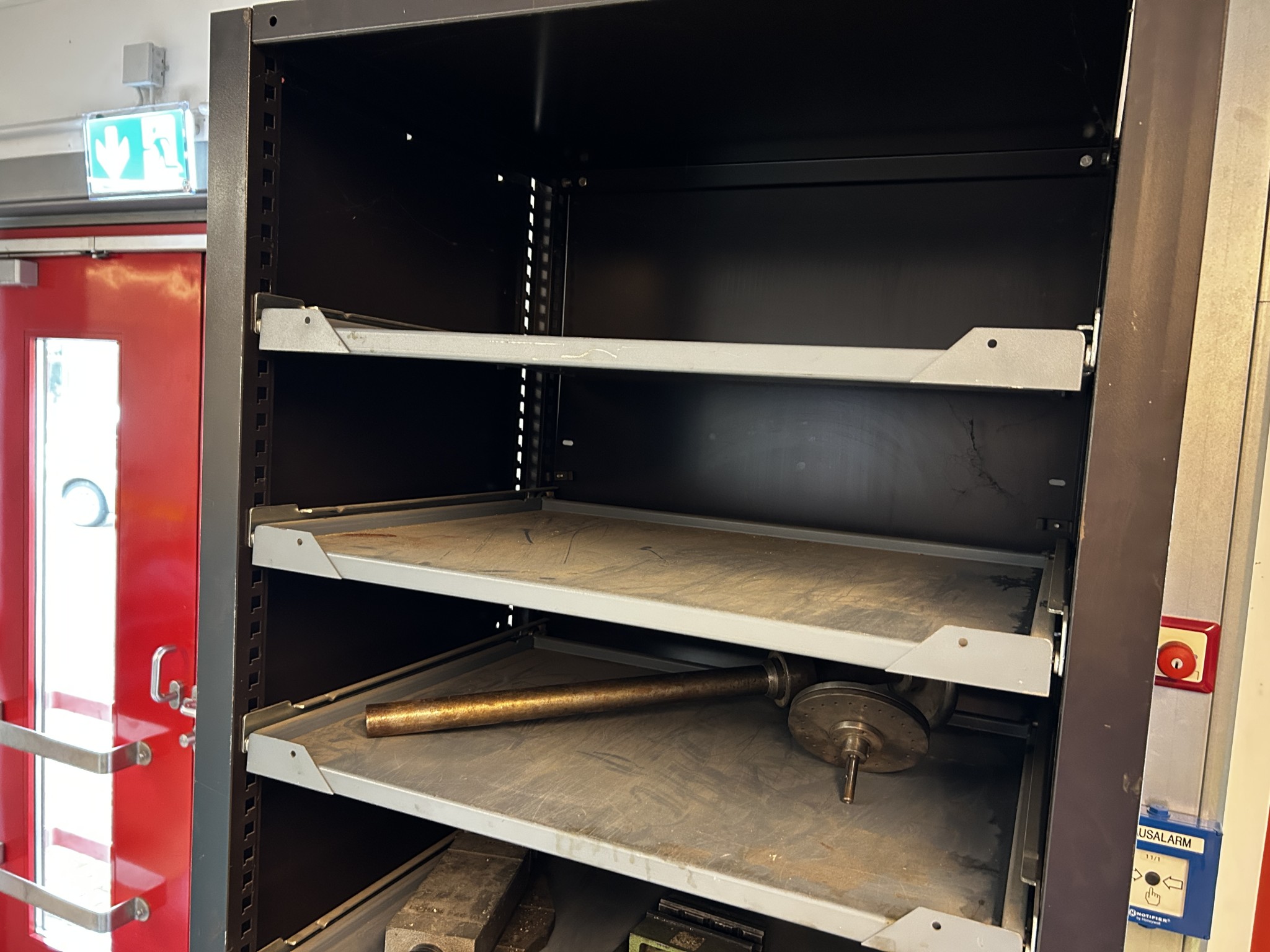 Nicht mehr benötigtes Equipment einer beruflichen Schule-6