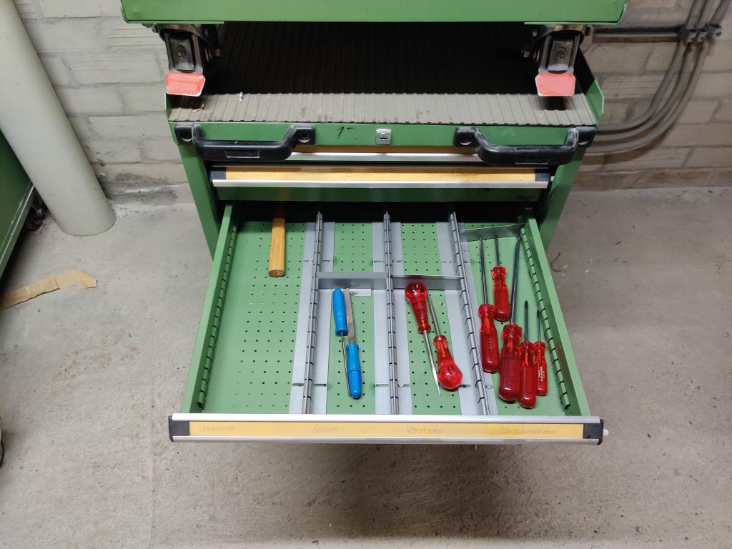 Nicht mehr benötigtes Equipment einer beruflichen Schule-7