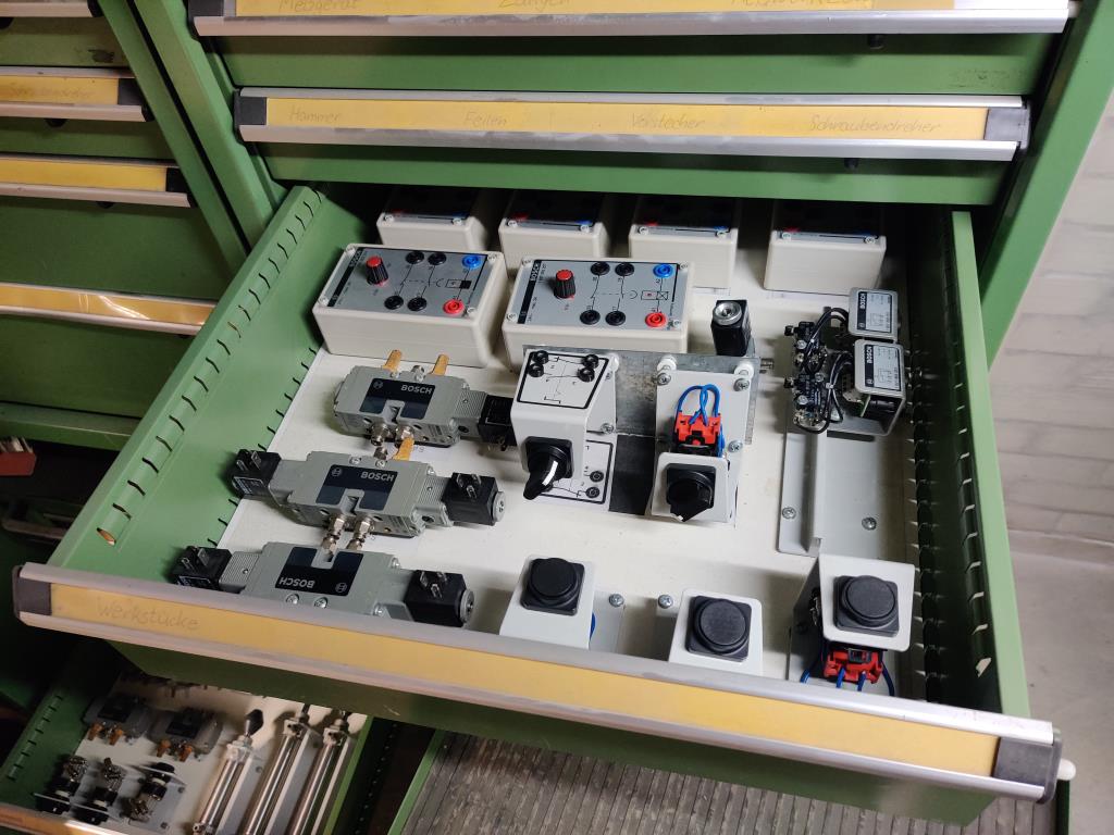 Nicht mehr benötigtes Equipment einer beruflichen Schule-8