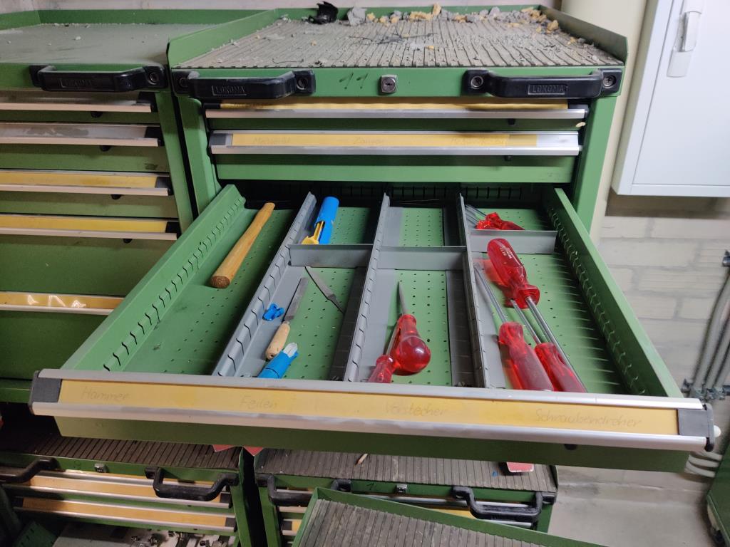 Nicht mehr benötigtes Equipment einer beruflichen Schule-9