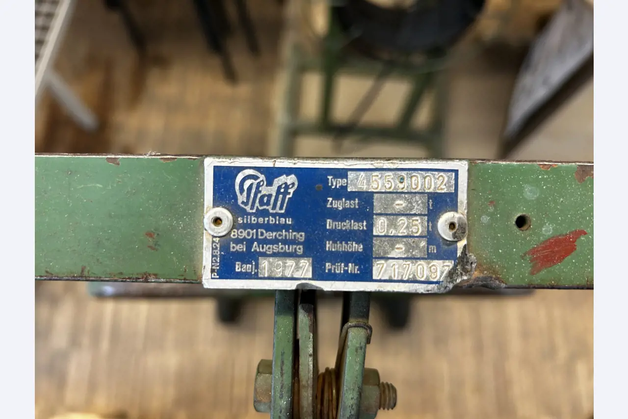 Nicht mehr benötigtes Equipment einer beruflichen Schule-1