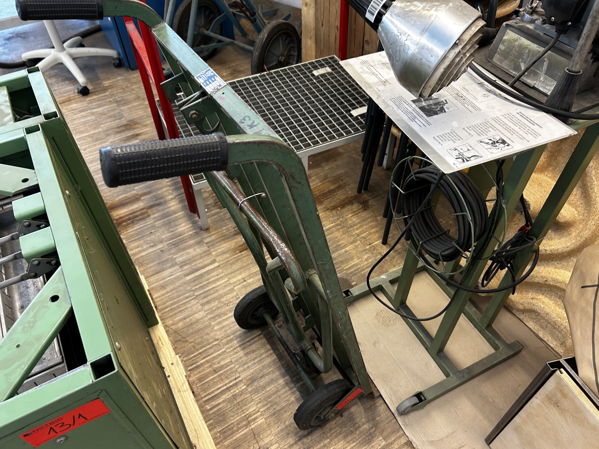 Nicht mehr benötigtes Equipment einer beruflichen Schule-2