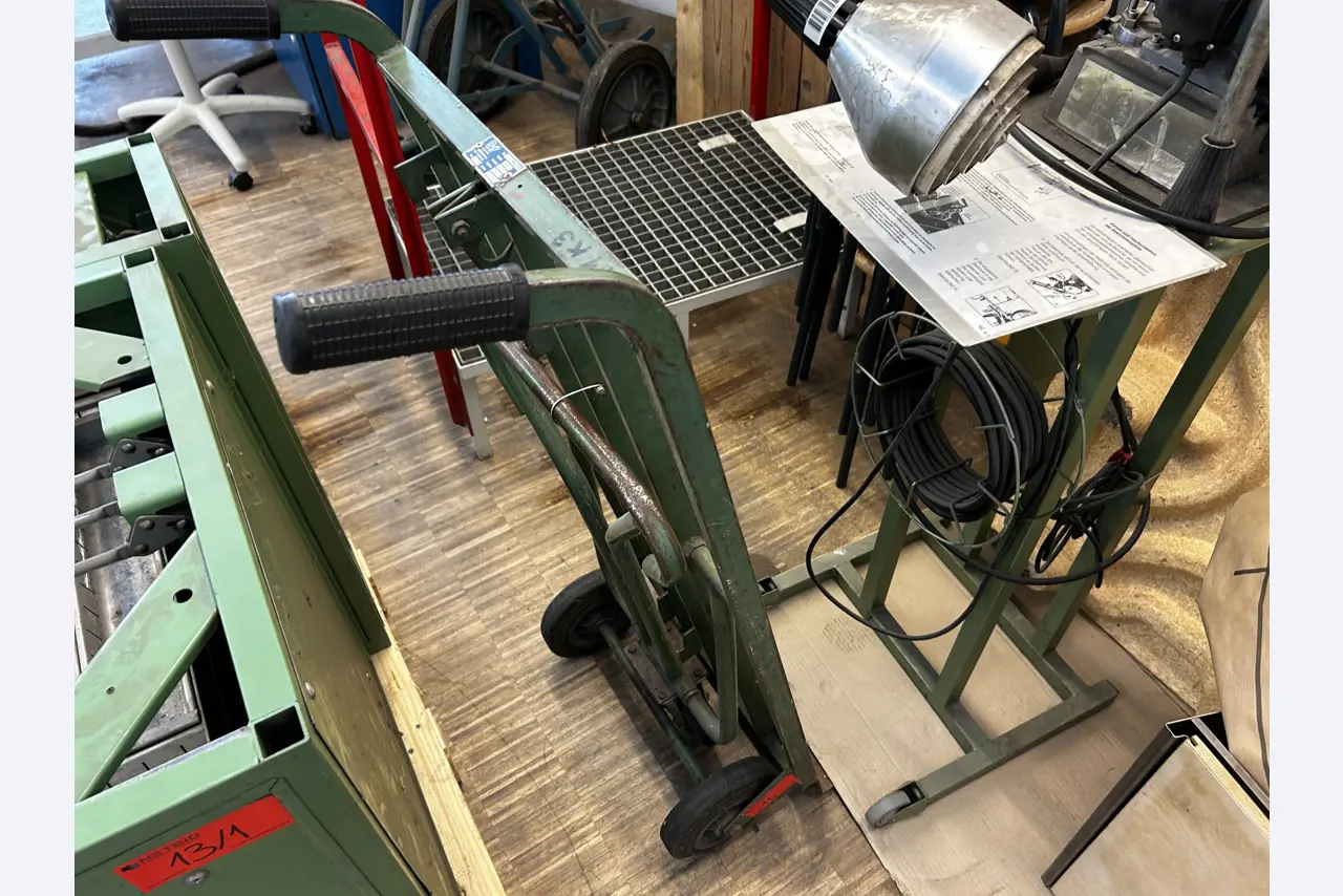 Nicht mehr benötigtes Equipment einer beruflichen Schule-2