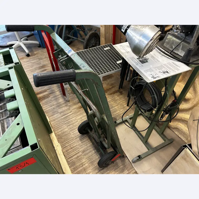 Nicht mehr benötigtes Equipment einer beruflichen Schule-2