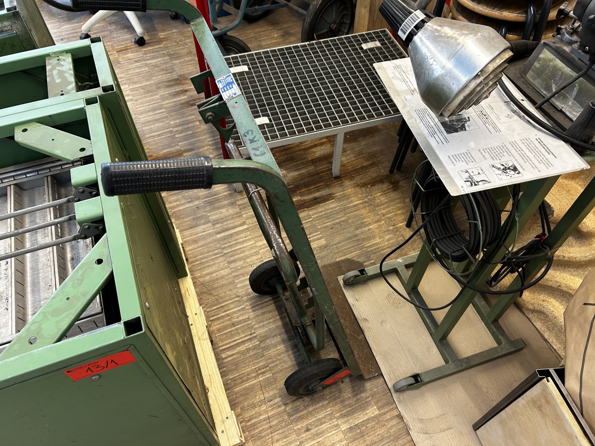 Nicht mehr benötigtes Equipment einer beruflichen Schule-3