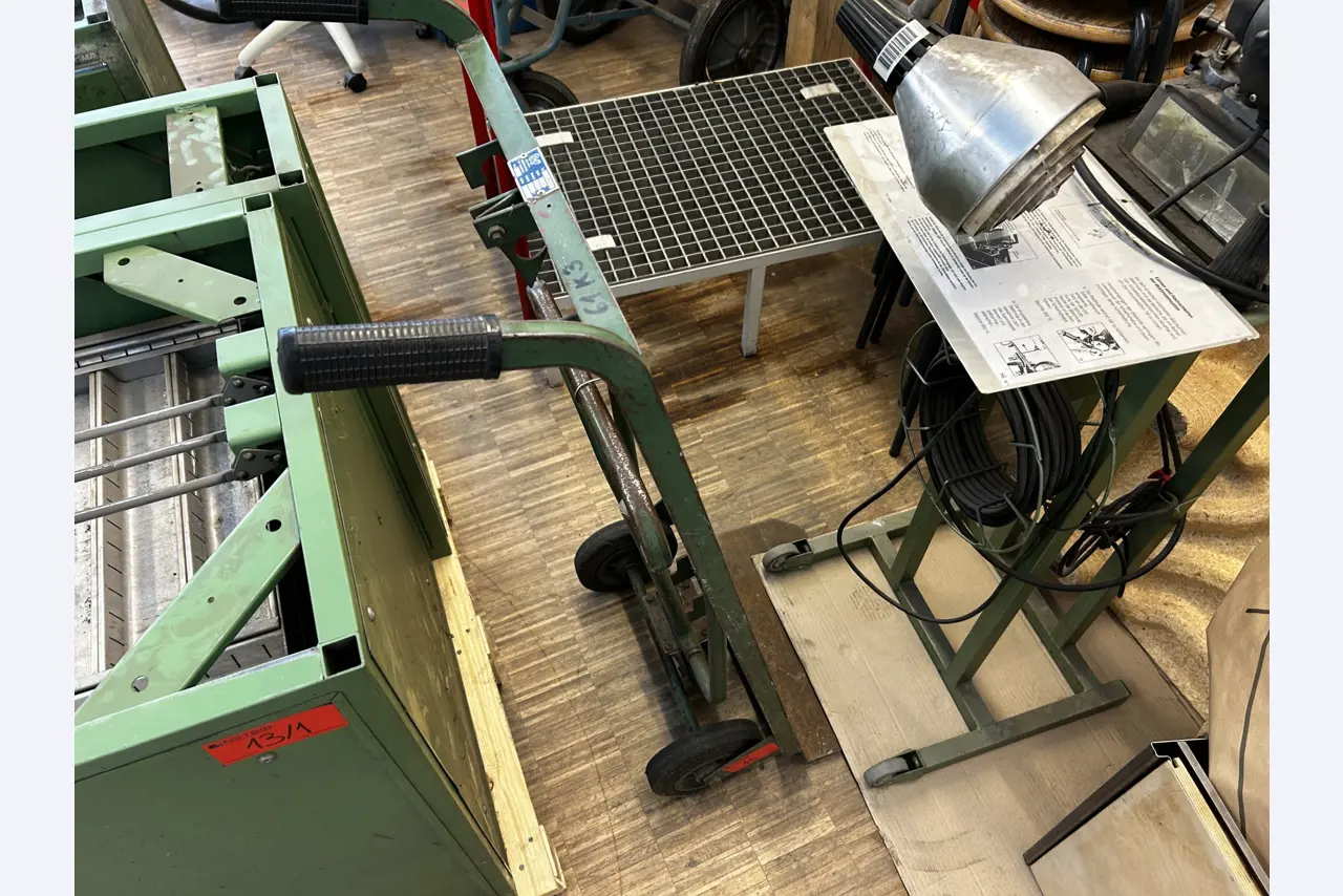 Nicht mehr benötigtes Equipment einer beruflichen Schule-3