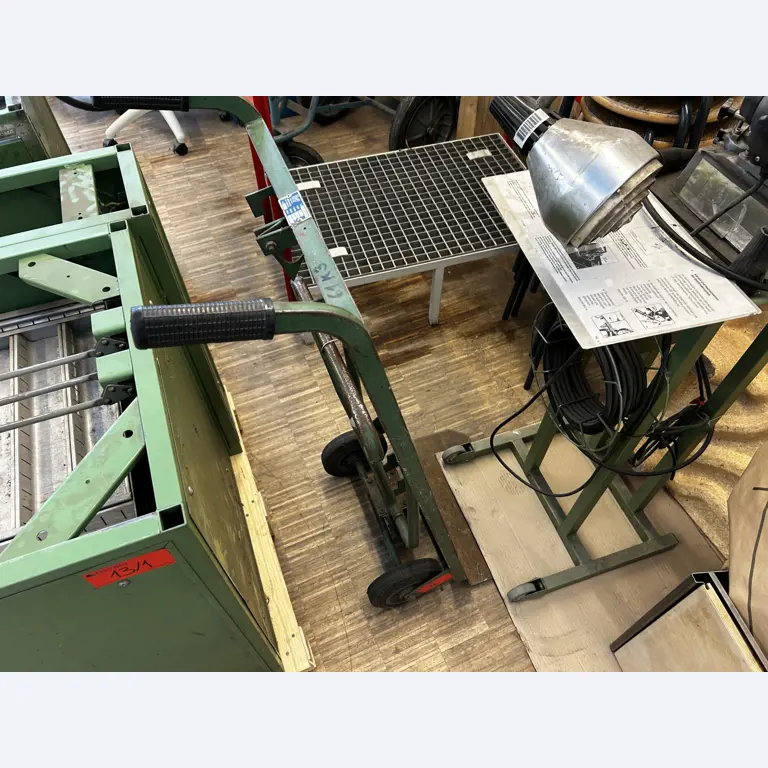 Nicht mehr benötigtes Equipment einer beruflichen Schule-3