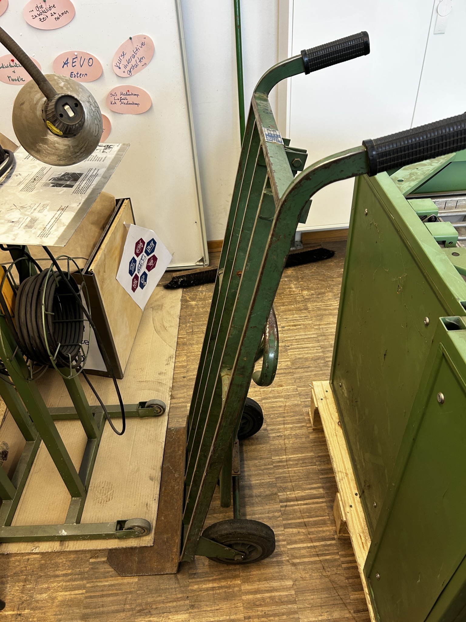 Nicht mehr benötigtes Equipment einer beruflichen Schule-4