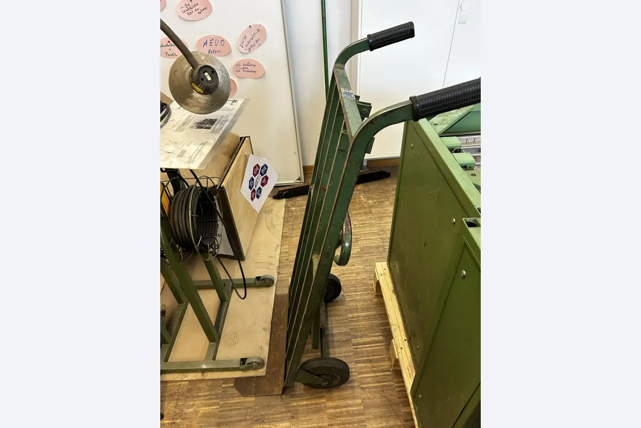 Nicht mehr benötigtes Equipment einer beruflichen Schule-4