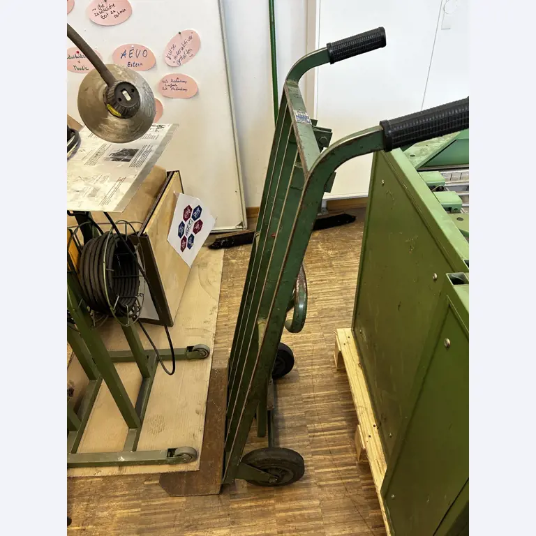 Nicht mehr benötigtes Equipment einer beruflichen Schule-4