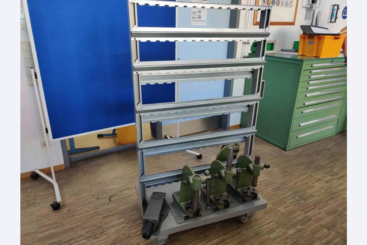 Sprzęt, który nie jest już wymagany przez szkołę zawodową-9