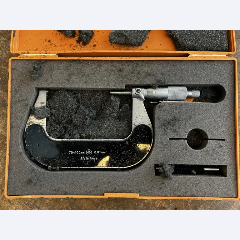 Nicht mehr benötigtes Equipment einer beruflichen Schule-1
