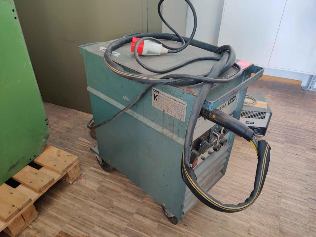 Nicht mehr benötigtes Equipment einer beruflichen Schule-3