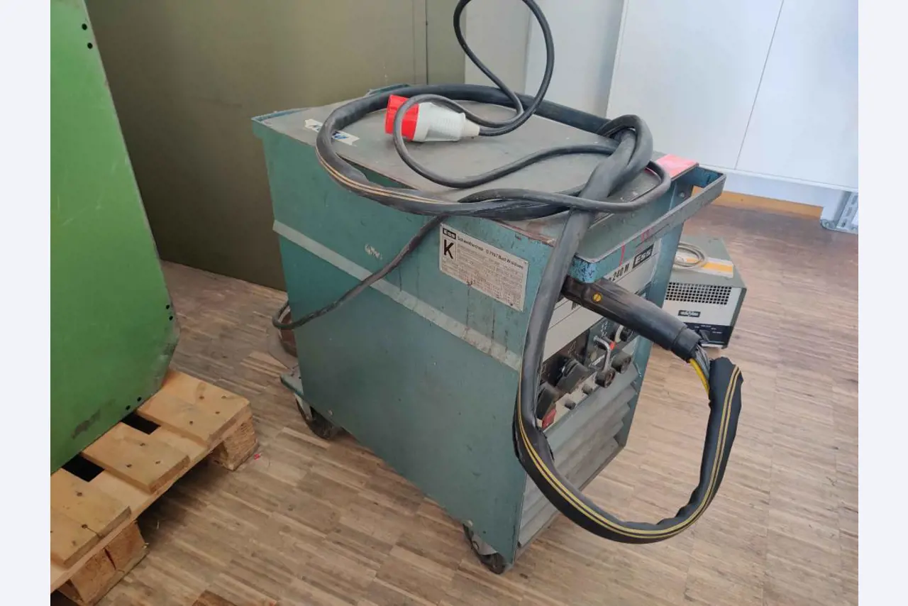 Nicht mehr benötigtes Equipment einer beruflichen Schule-3