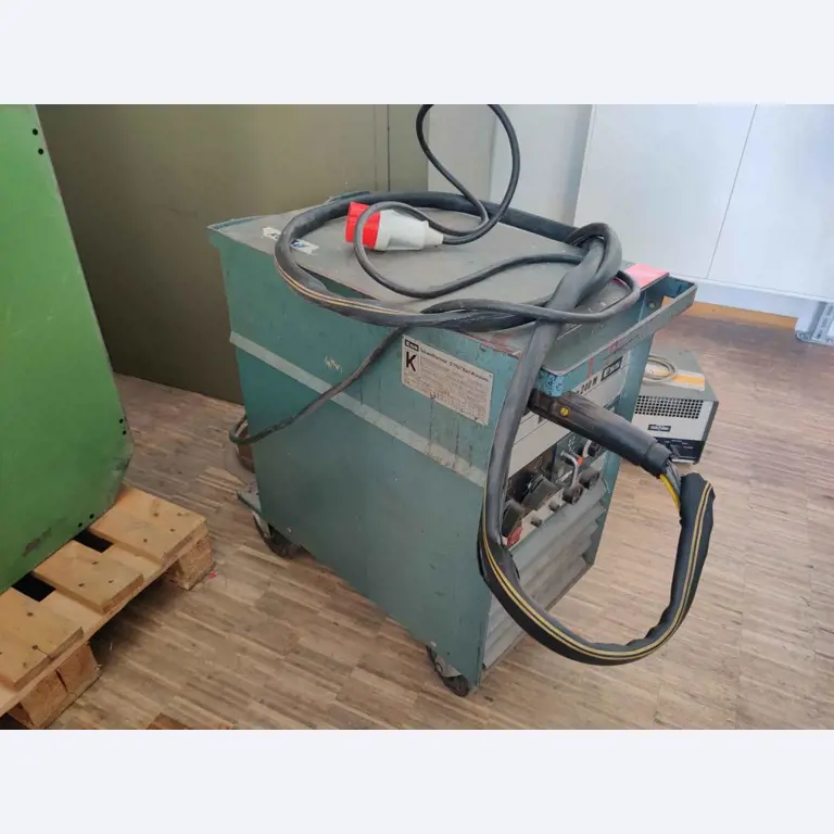 Nicht mehr benötigtes Equipment einer beruflichen Schule-3