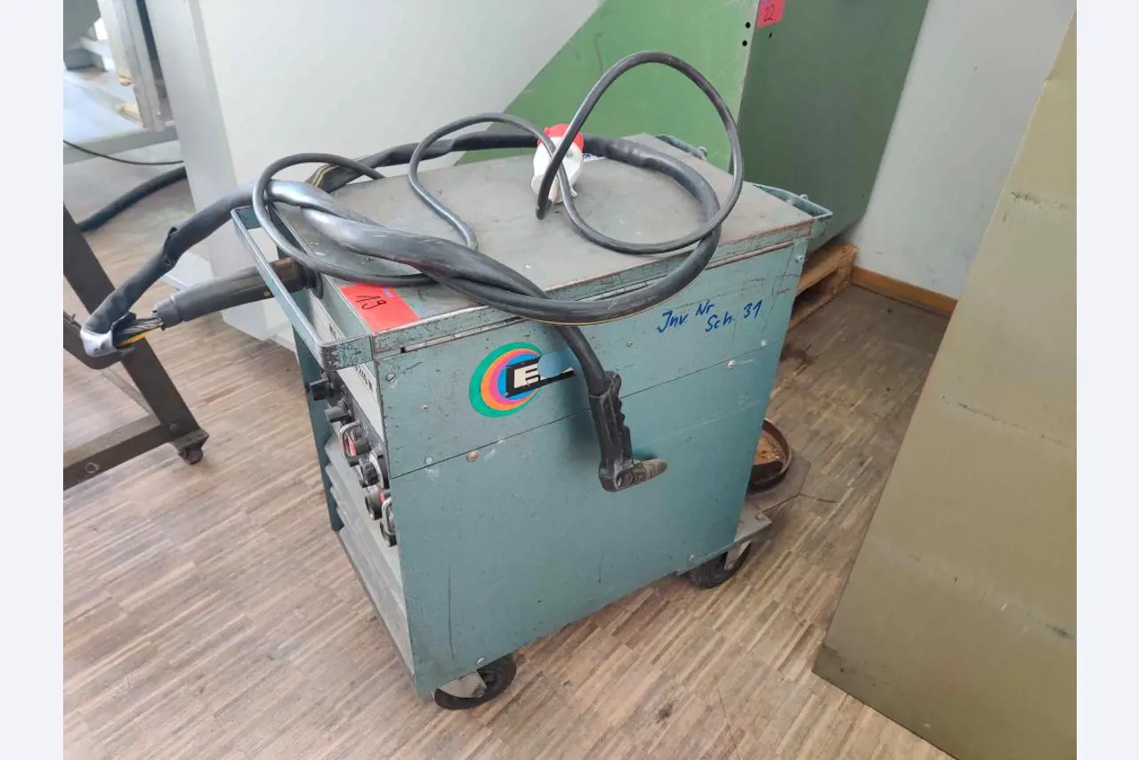Nicht mehr benötigtes Equipment einer beruflichen Schule-4