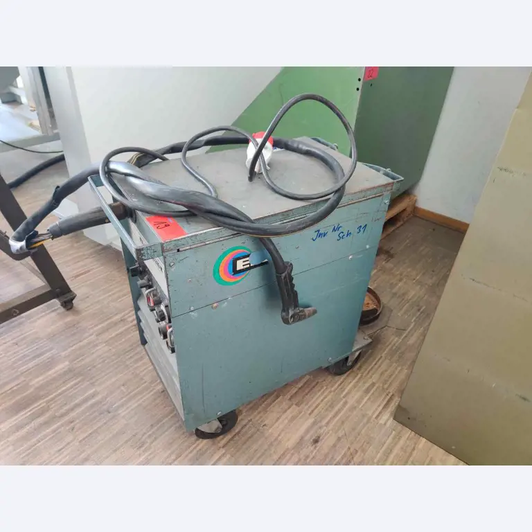 Nicht mehr benötigtes Equipment einer beruflichen Schule-4