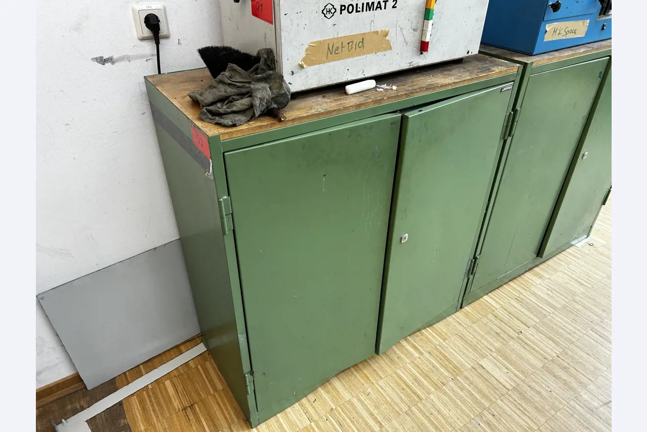 Nicht mehr benötigtes Equipment einer beruflichen Schule-1