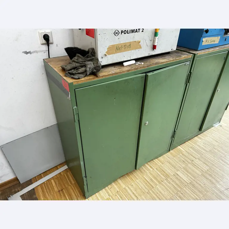 Nicht mehr benötigtes Equipment einer beruflichen Schule-1