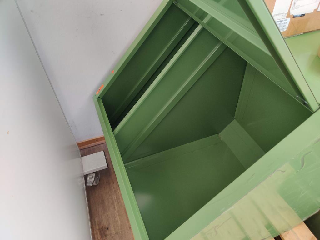 Nicht mehr benötigtes Equipment einer beruflichen Schule-2