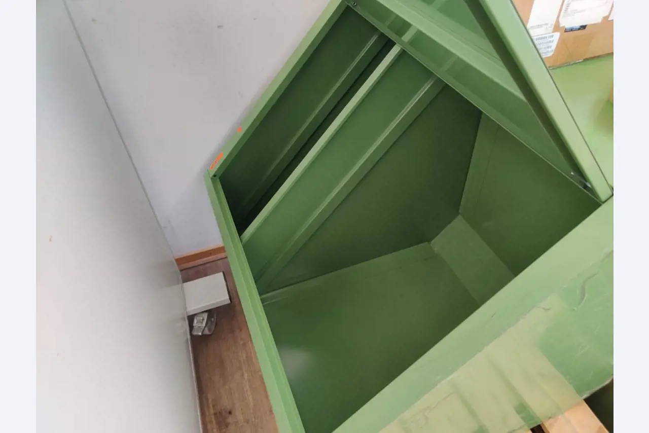 Nicht mehr benötigtes Equipment einer beruflichen Schule-2