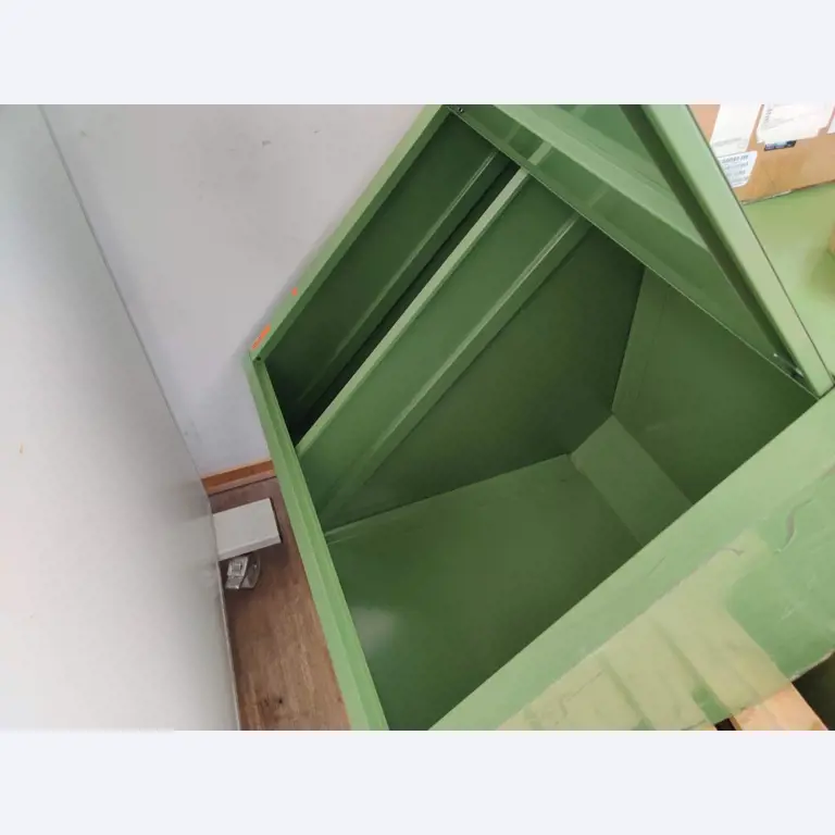 Nicht mehr benötigtes Equipment einer beruflichen Schule-2