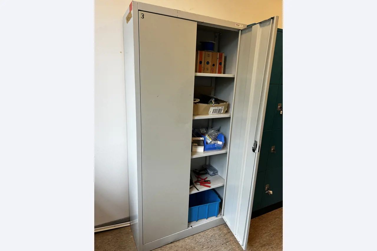 Nicht mehr benötigtes Equipment einer beruflichen Schule-2