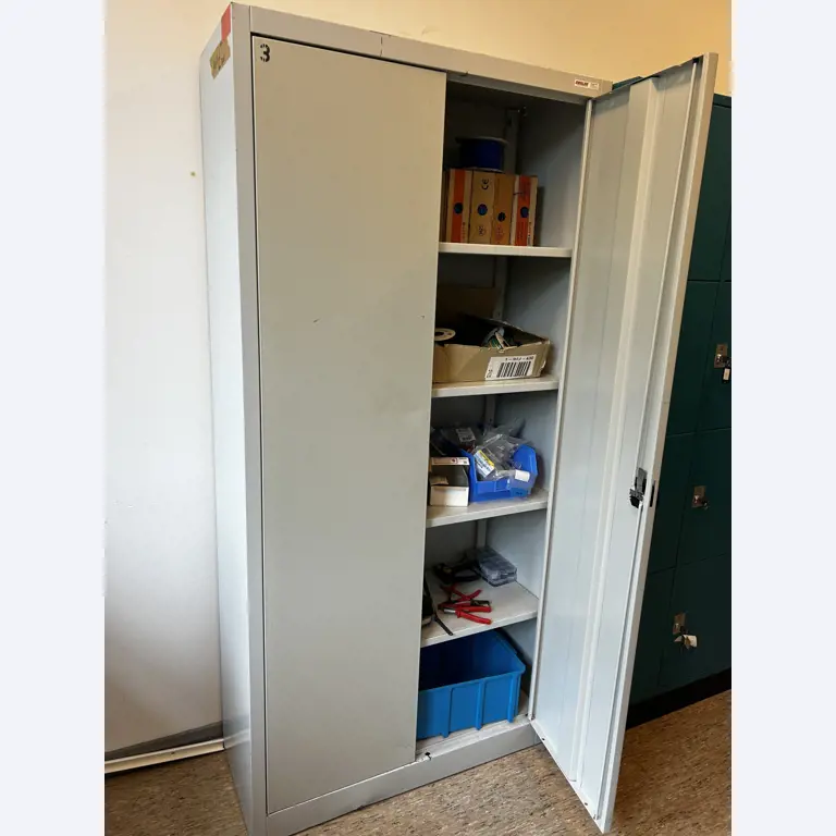 Nicht mehr benötigtes Equipment einer beruflichen Schule-2