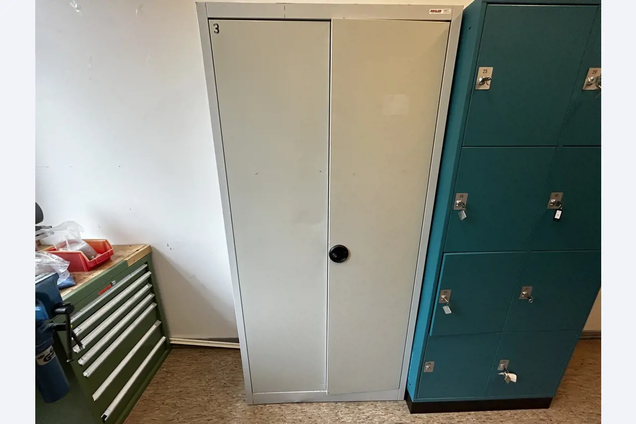 Nicht mehr benötigtes Equipment einer beruflichen Schule-3