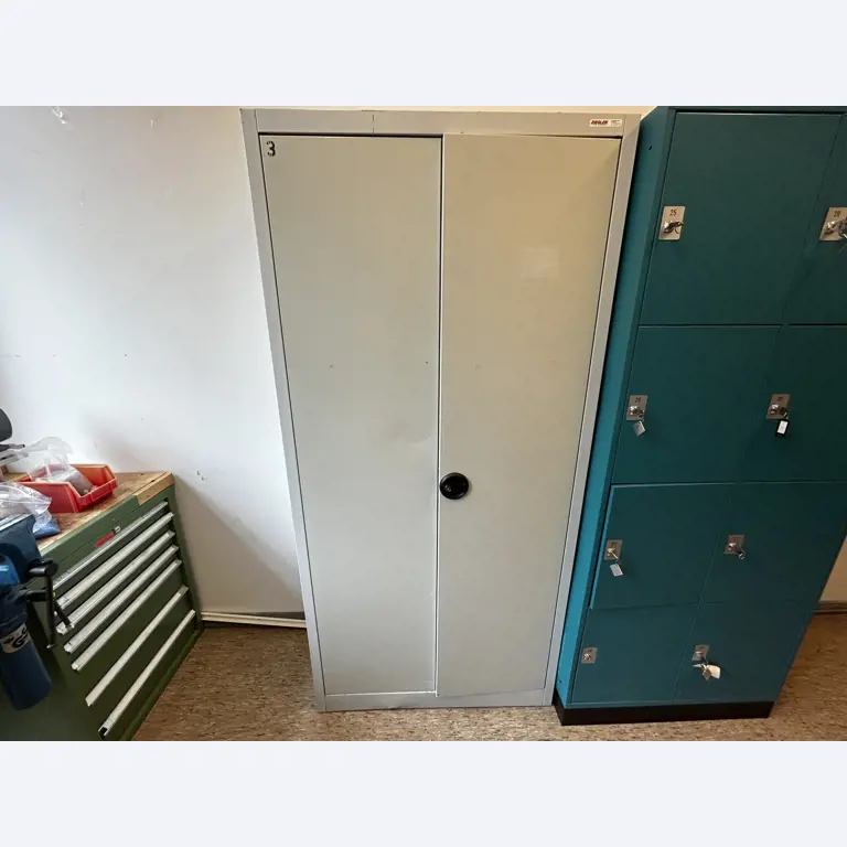 Nicht mehr benötigtes Equipment einer beruflichen Schule-3