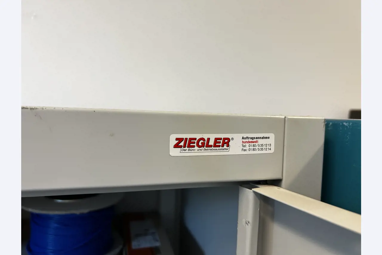 Nicht mehr benötigtes Equipment einer beruflichen Schule-4