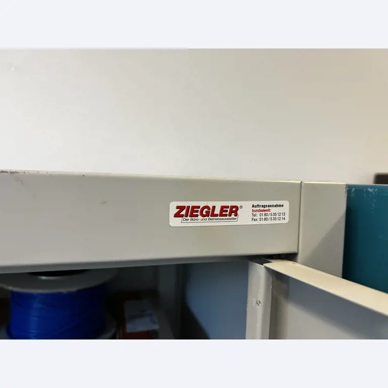 Nicht mehr benötigtes Equipment einer beruflichen Schule-4