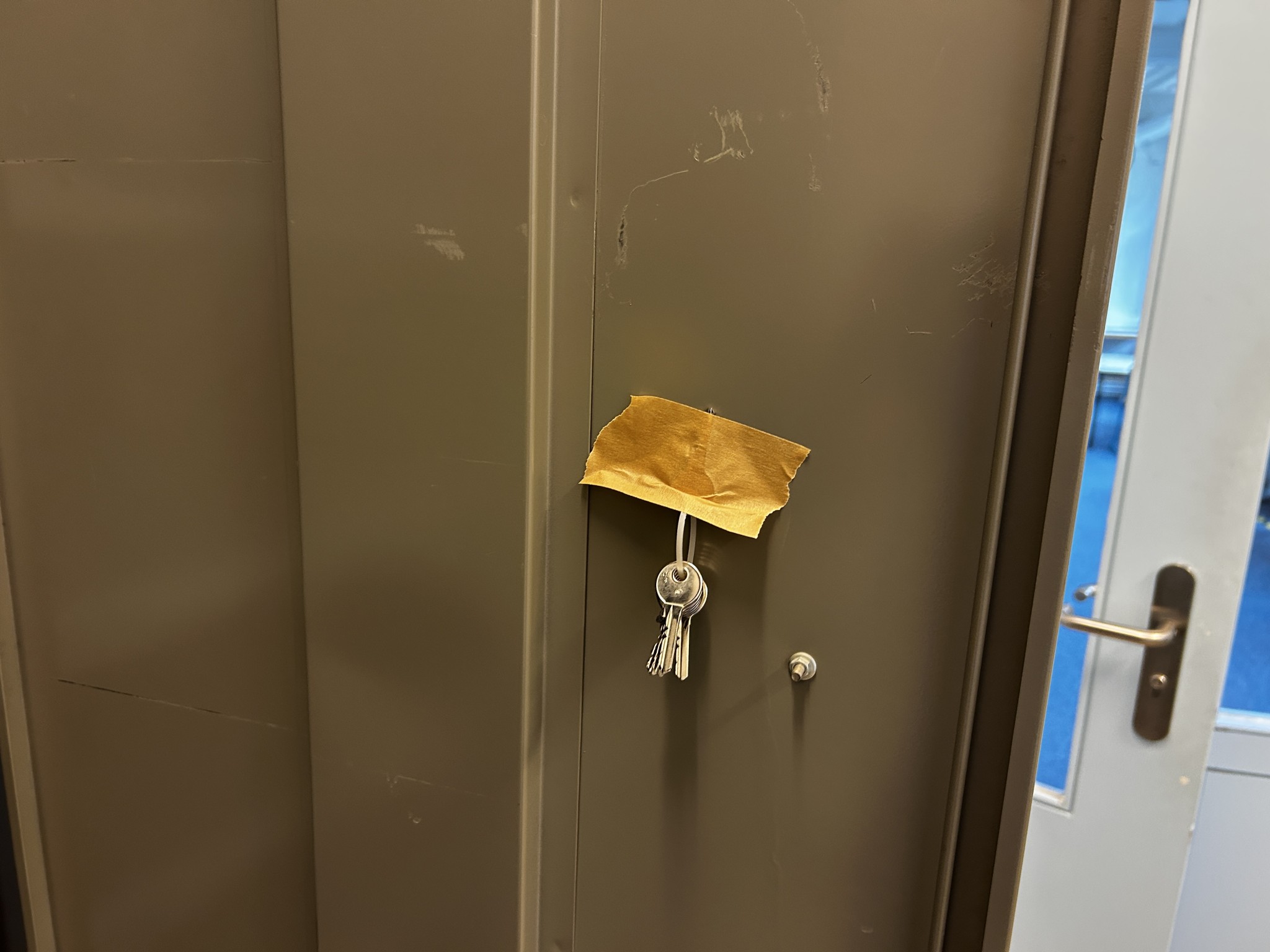 Nicht mehr benötigtes Equipment einer beruflichen Schule-1