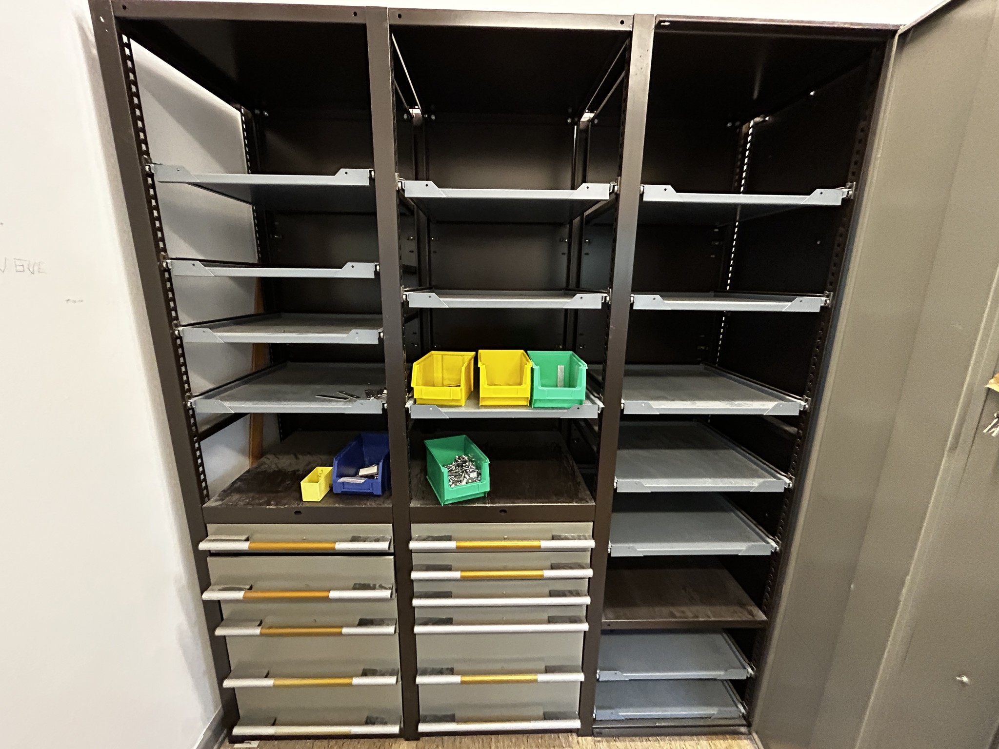 Nicht mehr benötigtes Equipment einer beruflichen Schule-2