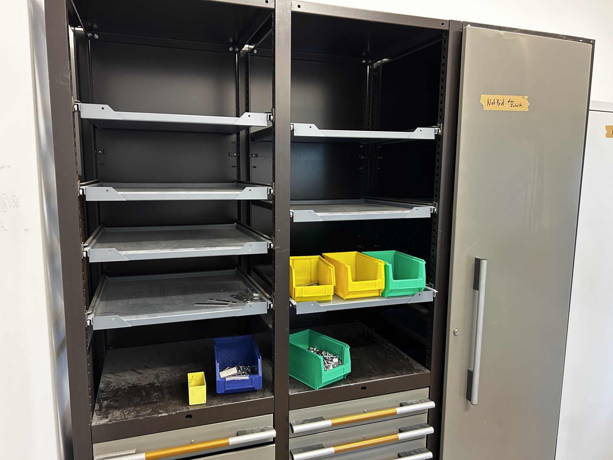 Nicht mehr benötigtes Equipment einer beruflichen Schule-4