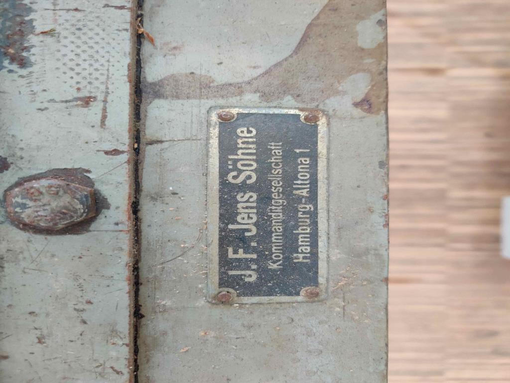 Nicht mehr benötigtes Equipment einer beruflichen Schule-5