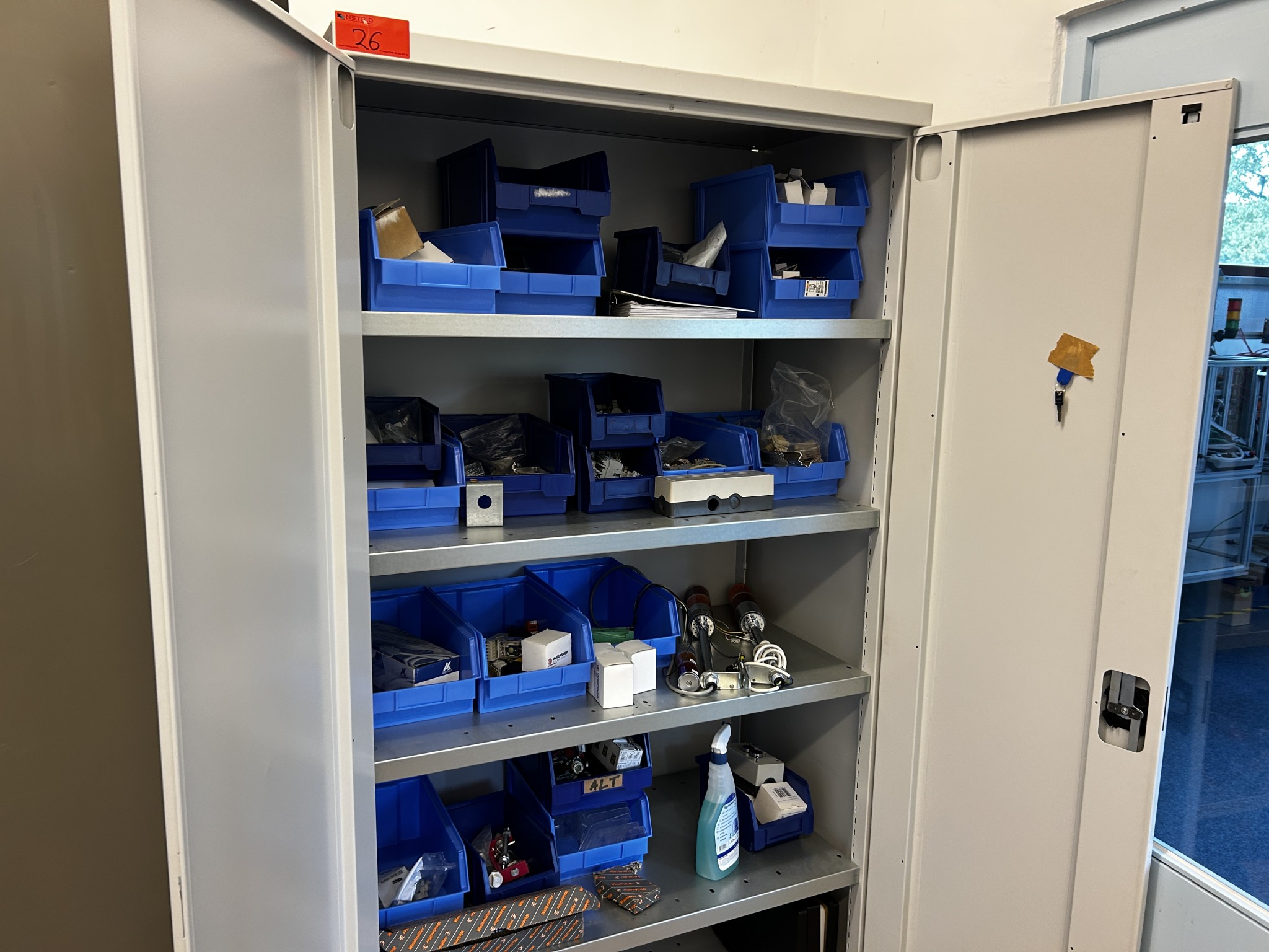 Nicht mehr benötigtes Equipment einer beruflichen Schule-2