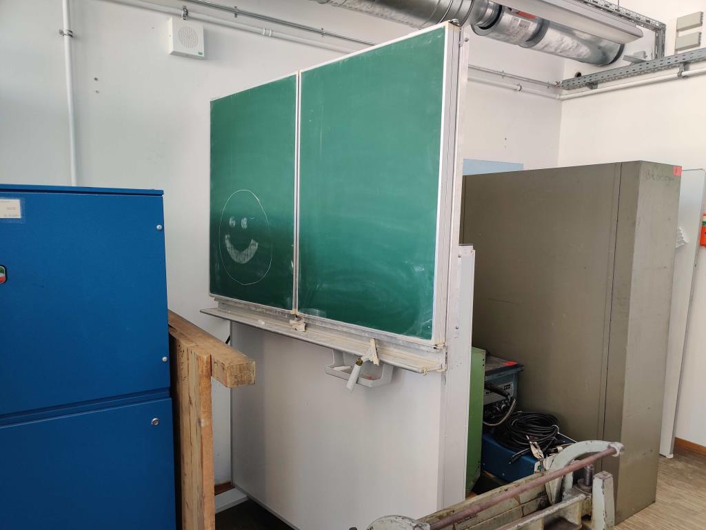 Nicht mehr benötigtes Equipment einer beruflichen Schule-5