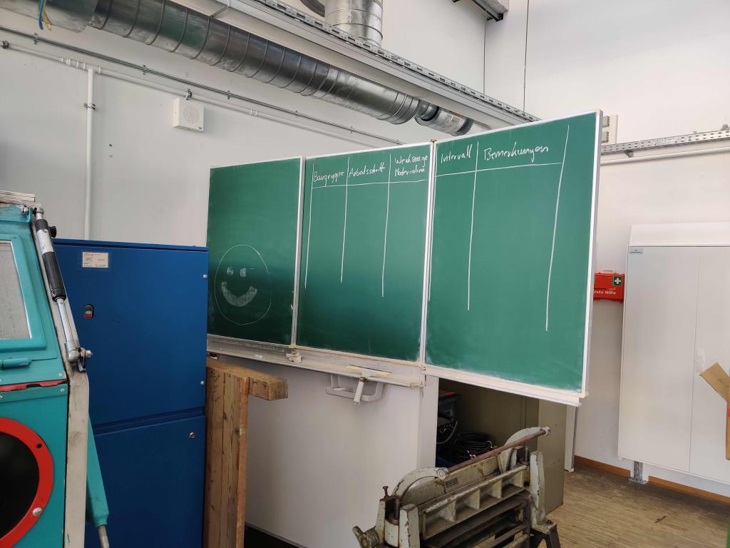 Nicht mehr benötigtes Equipment einer beruflichen Schule-6