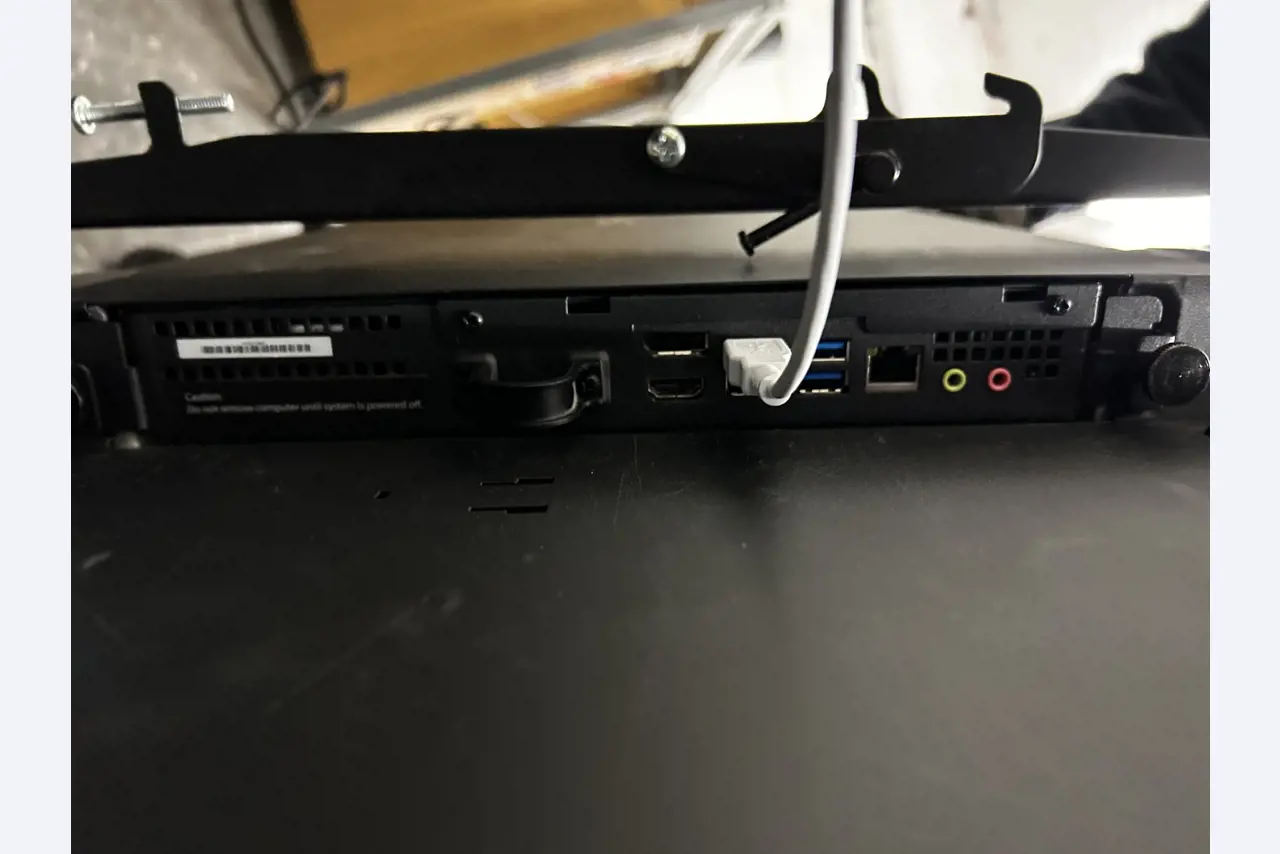 Nicht mehr benötigtes Equipment einer beruflichen Schule-7