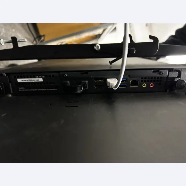 Nicht mehr benötigtes Equipment einer beruflichen Schule-7