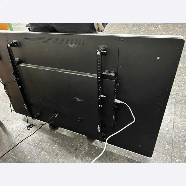 Nicht mehr benötigtes Equipment einer beruflichen Schule-8