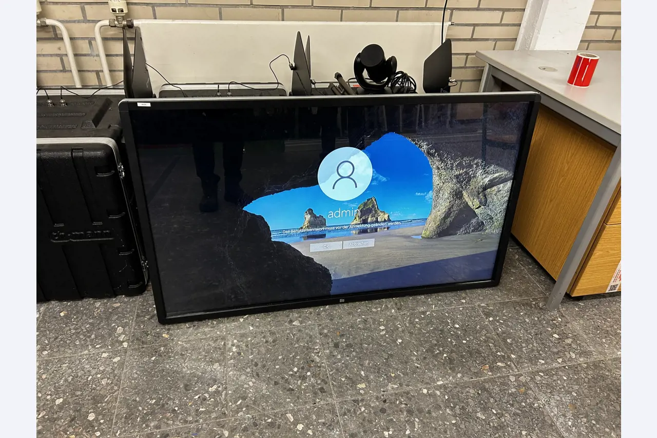 Nicht mehr benötigtes Equipment einer beruflichen Schule-9