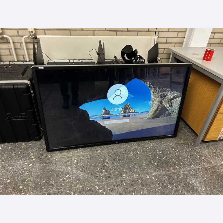 Nicht mehr benötigtes Equipment einer beruflichen Schule-9