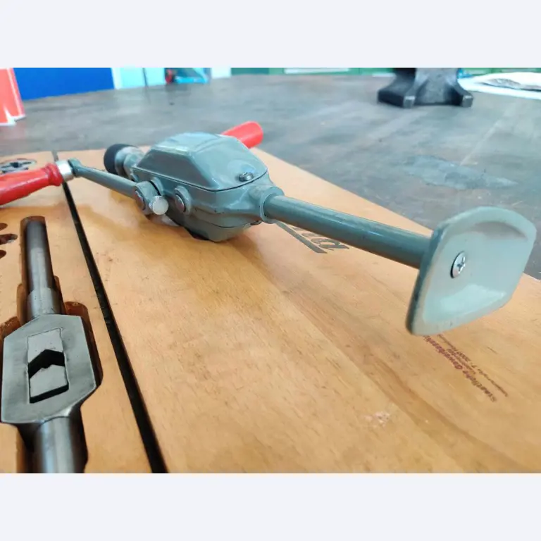 Uitrusting die niet langer nodig is voor een beroepsschool-10