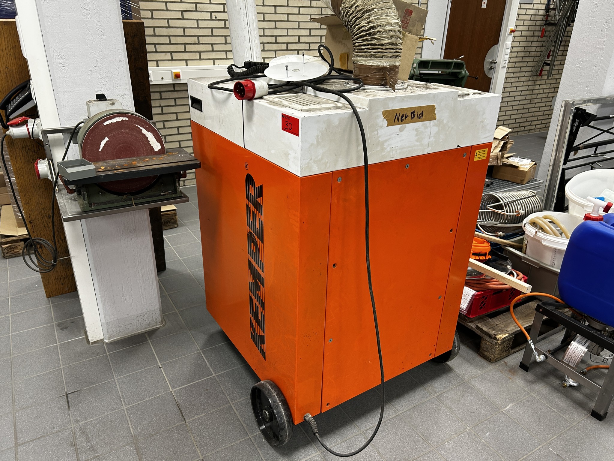 Nicht mehr benötigtes Equipment einer beruflichen Schule-1