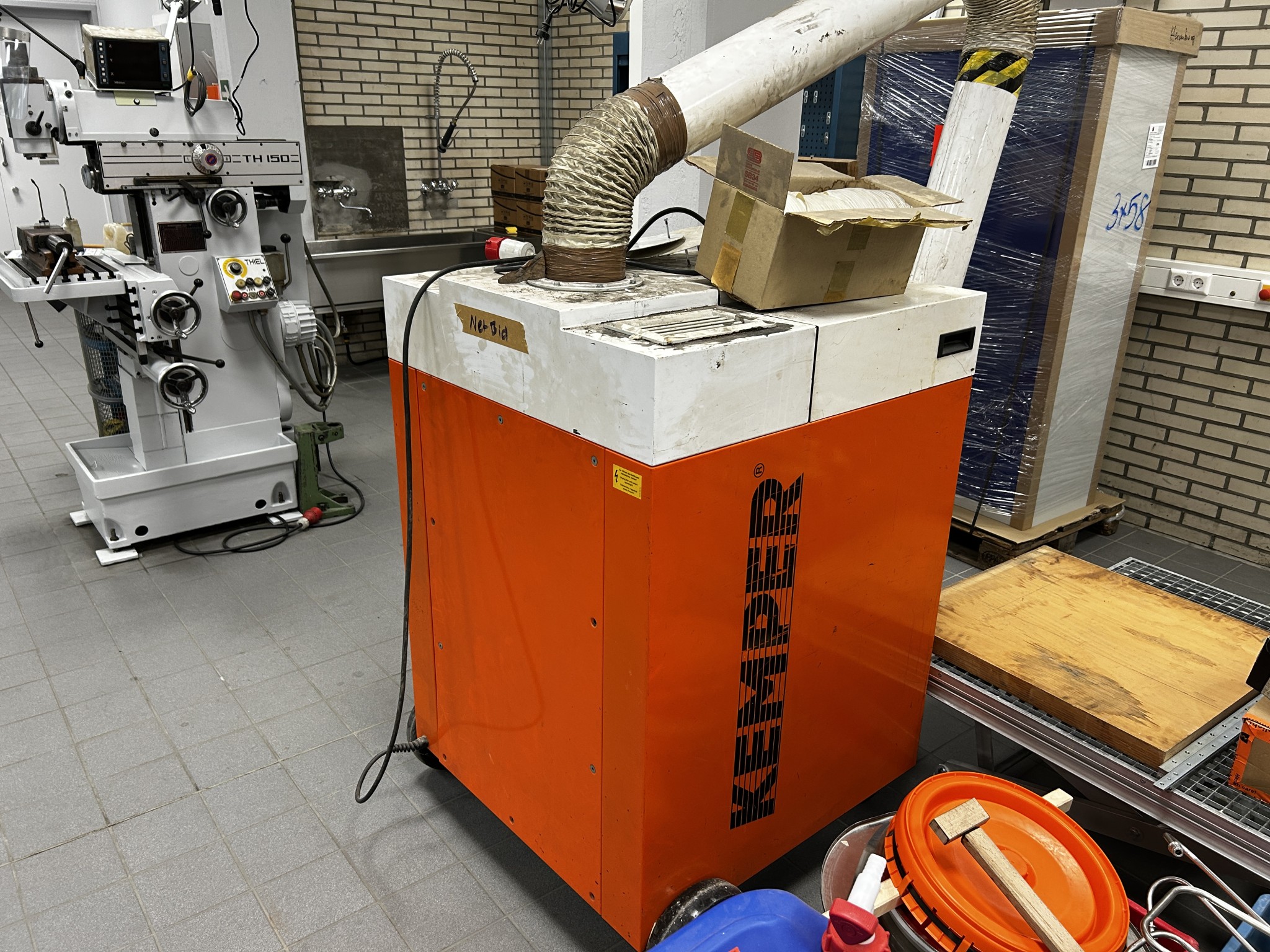 Nicht mehr benötigtes Equipment einer beruflichen Schule-2