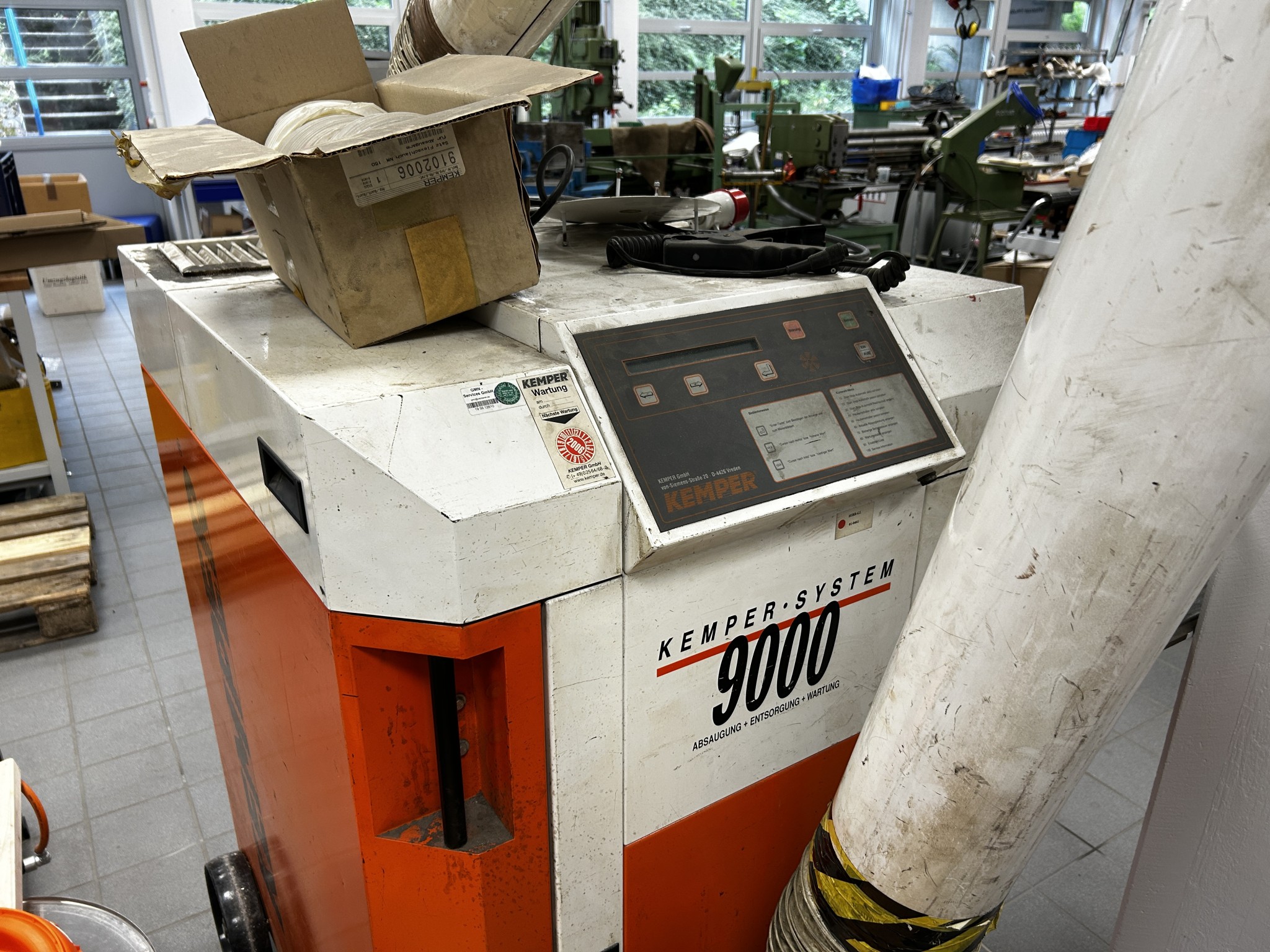 Nicht mehr benötigtes Equipment einer beruflichen Schule-3