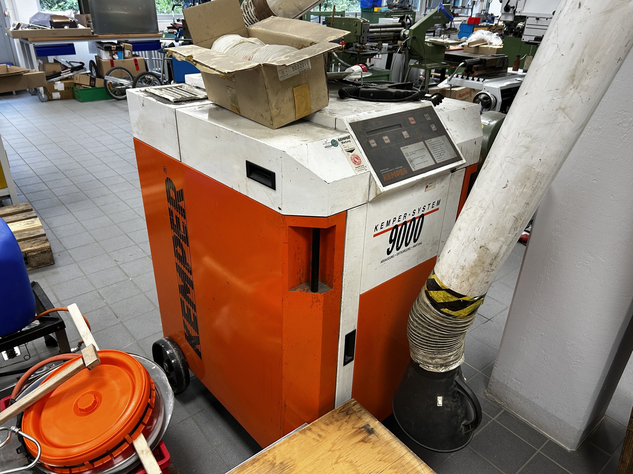 Nicht mehr benötigtes Equipment einer beruflichen Schule-4