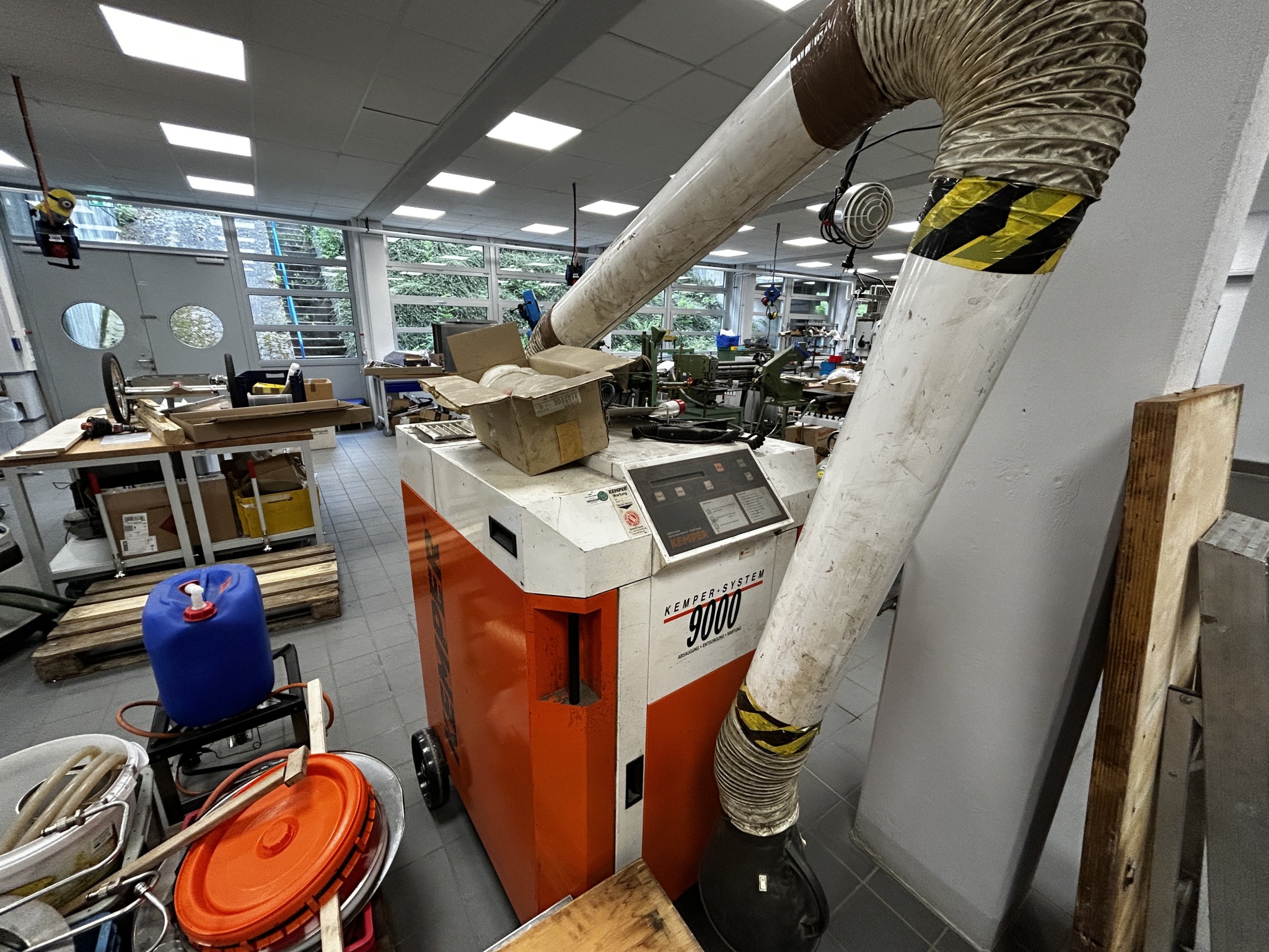 Nicht mehr benötigtes Equipment einer beruflichen Schule-5